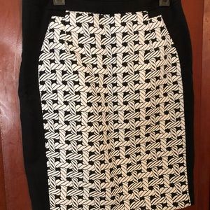 White/Black pattern skirt. Worthington. Size 10.